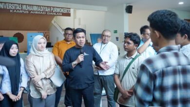 Rektor UMP Prof Dr Jebul Suroso memberikan keterangan pers mengenai kebijakan bantuan kuliah bagi mahasiswa NTT terdampak bencana di Gedung Ahmad Dahlan Universitas Muhammadiyah Purwokerto.