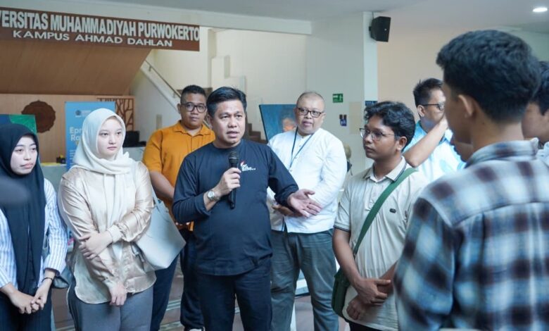 Rektor UMP Prof Dr Jebul Suroso memberikan keterangan pers mengenai kebijakan bantuan kuliah bagi mahasiswa NTT terdampak bencana di Gedung Ahmad Dahlan Universitas Muhammadiyah Purwokerto.