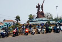Rombongan peserta BikersMu Chapter Jepara berfoto bersama pengendara motor di depan Tugu Tiga Wanita Pejuang Jepara.