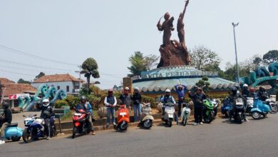 Rombongan peserta BikersMu Chapter Jepara berfoto bersama pengendara motor di depan Tugu Tiga Wanita Pejuang Jepara.