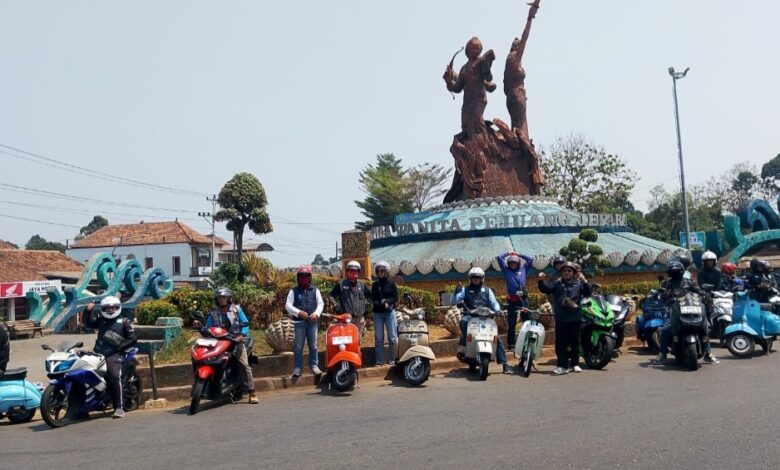 Rombongan peserta BikersMu Chapter Jepara berfoto bersama pengendara motor di depan Tugu Tiga Wanita Pejuang Jepara.