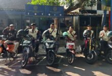 Anggota Bikersmu Kota Magelang bersiap touring di depan Kantor Pimpinan Daerah Muhammadiyah Kota Magelang.