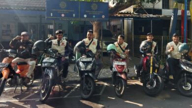 Anggota Bikersmu Kota Magelang bersiap touring di depan Kantor Pimpinan Daerah Muhammadiyah Kota Magelang.