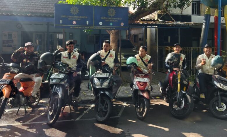 Anggota Bikersmu Kota Magelang bersiap touring di depan Kantor Pimpinan Daerah Muhammadiyah Kota Magelang.