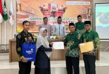 Penyerahan sertifikat apresiasi kepada donatur pada acara Gathering Shohibul Qurban RendangMu 1447 H oleh Lazismu Kudus, pelopor kurban rendang kaleng.