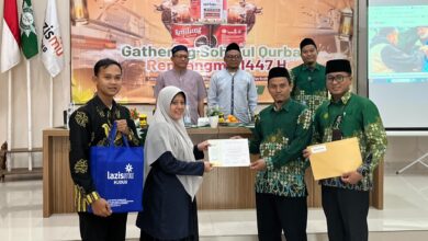 Penyerahan sertifikat apresiasi kepada donatur pada acara Gathering Shohibul Qurban RendangMu 1447 H oleh Lazismu Kudus, pelopor kurban rendang kaleng.