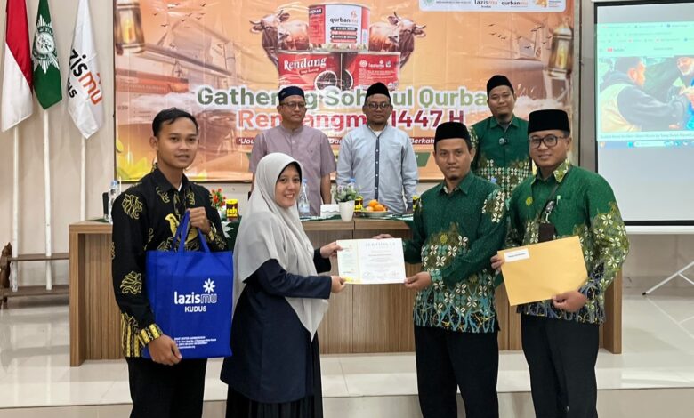 Penyerahan sertifikat apresiasi kepada donatur pada acara Gathering Shohibul Qurban RendangMu 1447 H oleh Lazismu Kudus, pelopor kurban rendang kaleng.