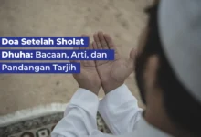 Seorang pria Muslim berbaju putih mengangkat kedua tangan berdoa setelah sholat dhuha di atas sajadah.