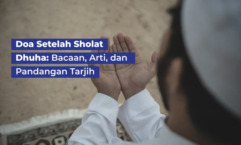 Seorang pria Muslim berbaju putih mengangkat kedua tangan berdoa setelah sholat dhuha di atas sajadah.