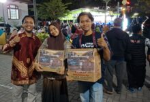 Tiga kader IMM Jawa Tengah memegang kardus donasi bencana Call for Humanity saat acara wayang kulit di Klaten.