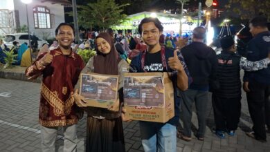 Tiga kader IMM Jawa Tengah memegang kardus donasi bencana Call for Humanity saat acara wayang kulit di Klaten.