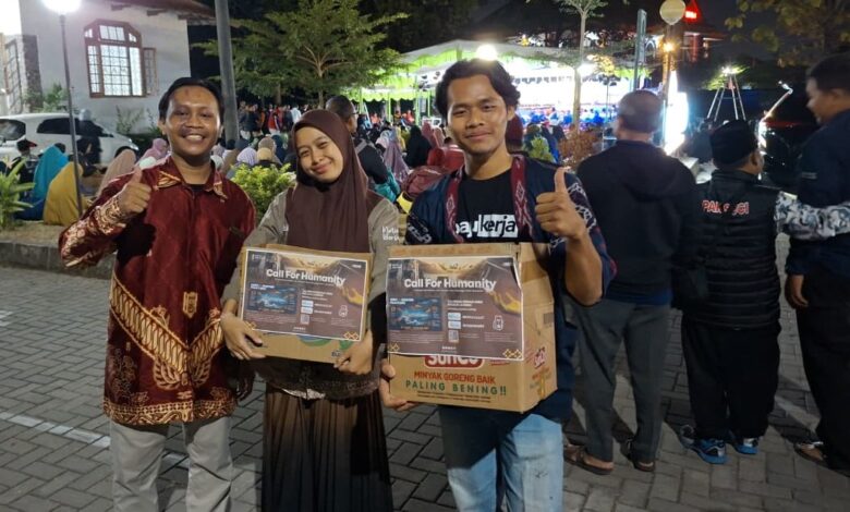 Tiga kader IMM Jawa Tengah memegang kardus donasi bencana Call for Humanity saat acara wayang kulit di Klaten.