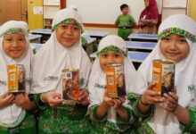 Empat siswi SD Muhammadiyah PK Solo memegang kaleng donasi Kencleng Surga Lazismu untuk membantu korban bencana gempa NTT.
