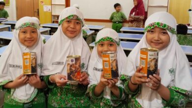 Empat siswi SD Muhammadiyah PK Solo memegang kaleng donasi Kencleng Surga Lazismu untuk membantu korban bencana gempa NTT.