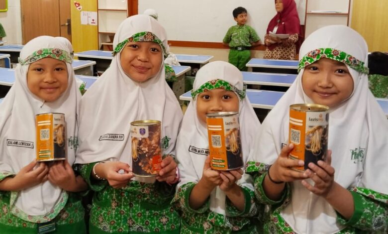 Empat siswi SD Muhammadiyah PK Solo memegang kaleng donasi Kencleng Surga Lazismu untuk membantu korban bencana gempa NTT.