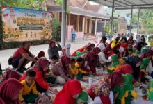 Kegiatan seni ecoprint anak dan orang tua dalam Festival PAUD Aisyiyah menyambut Milad ABA ke 107 di Karanganyar