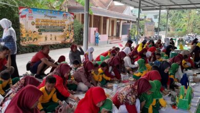 Kegiatan seni ecoprint anak dan orang tua dalam Festival PAUD Aisyiyah menyambut Milad ABA ke 107 di Karanganyar