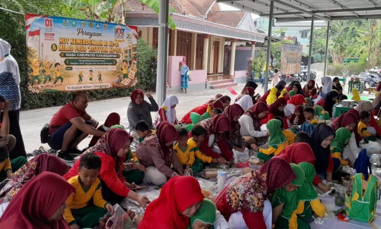 Kegiatan seni ecoprint anak dan orang tua dalam Festival PAUD Aisyiyah menyambut Milad ABA ke 107 di Karanganyar