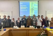 Sesi foto bersama delegasi FES UNJAYA dan pimpinan FHIP UMS saat kunjungan studi banding tata kelola perguruan tinggi di Ruang Sidang FHIP UMS Surakarta.