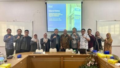 Sesi foto bersama delegasi FES UNJAYA dan pimpinan FHIP UMS saat kunjungan studi banding tata kelola perguruan tinggi di Ruang Sidang FHIP UMS Surakarta.