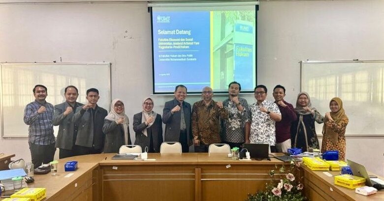 Sesi foto bersama delegasi FES UNJAYA dan pimpinan FHIP UMS saat kunjungan studi banding tata kelola perguruan tinggi di Ruang Sidang FHIP UMS Surakarta.