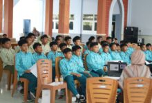 Gol A Gong Duta Baca Indonesia memberikan materi workshop penulisan flash fiction kepada para santri MTs Almatera Temanggung