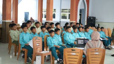 Gol A Gong Duta Baca Indonesia memberikan materi workshop penulisan flash fiction kepada para santri MTs Almatera Temanggung