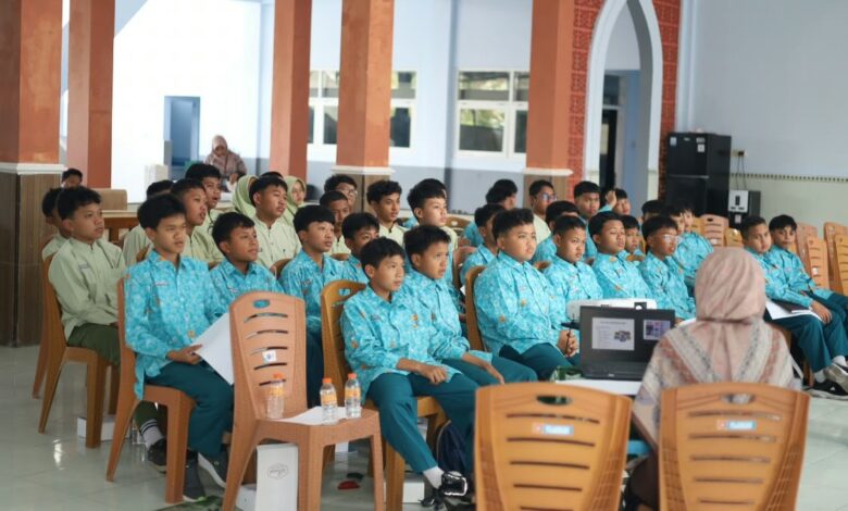 Gol A Gong Duta Baca Indonesia memberikan materi workshop penulisan flash fiction kepada para santri MTs Almatera Temanggung