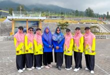 Perwakilan guru IGABA Temanggung dan pendamping berfoto bersama di kawasan wisata Embung Bansari saat pengambilan video senam.