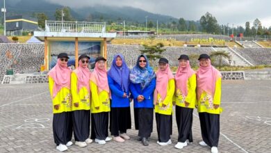 Perwakilan guru IGABA Temanggung dan pendamping berfoto bersama di kawasan wisata Embung Bansari saat pengambilan video senam.