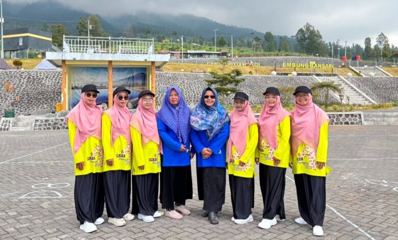 Perwakilan guru IGABA Temanggung dan pendamping berfoto bersama di kawasan wisata Embung Bansari saat pengambilan video senam.