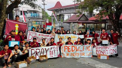 Mahasiswa IMM Sukoharjo membentangkan spanduk penggalangan dana peduli korban gempa NTT di depan gerbang UMS.