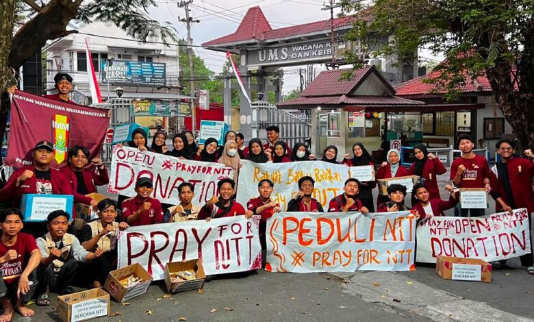 Mahasiswa IMM Sukoharjo membentangkan spanduk penggalangan dana peduli korban gempa NTT di depan gerbang UMS.