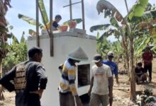 Mahasiswa HMTK UMP bersama warga Desa Banjarparakan membangun fasilitas incinerator sampah UMP di area kebun.