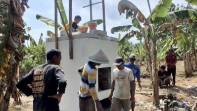 Mahasiswa HMTK UMP bersama warga Desa Banjarparakan membangun fasilitas incinerator sampah UMP di area kebun.