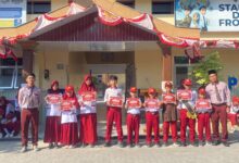 Para siswa penerima piagam Juara Lomba Karnaval HUT RI ke-81 SD Muhammadiyah PK Banyudono berfoto bersama guru pendamping di halaman sekolah.