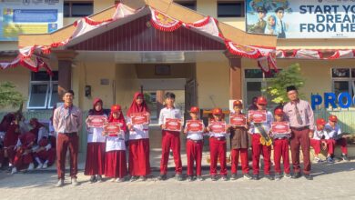 Para siswa penerima piagam Juara Lomba Karnaval HUT RI ke-81 SD Muhammadiyah PK Banyudono berfoto bersama guru pendamping di halaman sekolah.