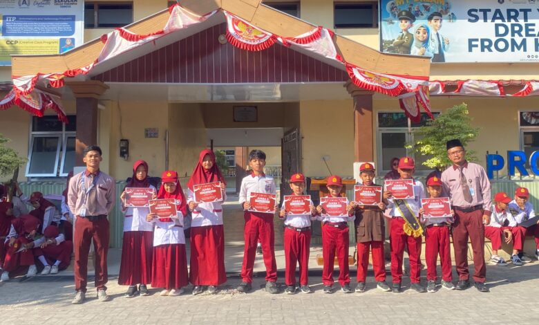 Para siswa penerima piagam Juara Lomba Karnaval HUT RI ke-81 SD Muhammadiyah PK Banyudono berfoto bersama guru pendamping di halaman sekolah.