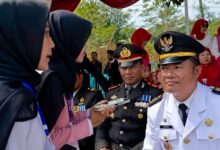 Siswa tim jurnalistik SMP Muhammadiyah 5 Kandangan mewawancarai Camat Kandangan usai upacara HUT RI ke-81 Kandangan.
