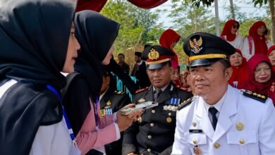 Siswa tim jurnalistik SMP Muhammadiyah 5 Kandangan mewawancarai Camat Kandangan usai upacara HUT RI ke-81 Kandangan.
