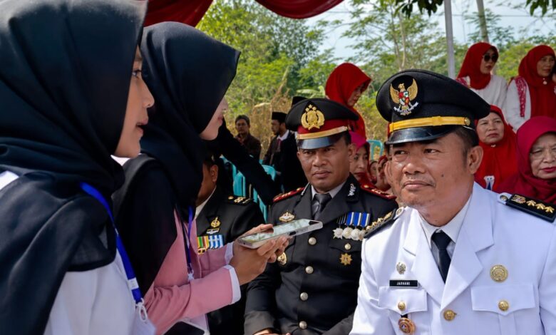 Siswa tim jurnalistik SMP Muhammadiyah 5 Kandangan mewawancarai Camat Kandangan usai upacara HUT RI ke-81 Kandangan.