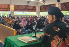 Manajer Eksekutif PWM Jawa Tengah Ikhwanushoffa memberikan ceramah dalam Kajian Ahad Pagi Muhammadiyah di Masjid Agung Darussalam Kedawung Sragen.