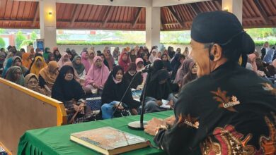 Manajer Eksekutif PWM Jawa Tengah Ikhwanushoffa memberikan ceramah dalam Kajian Ahad Pagi Muhammadiyah di Masjid Agung Darussalam Kedawung Sragen.