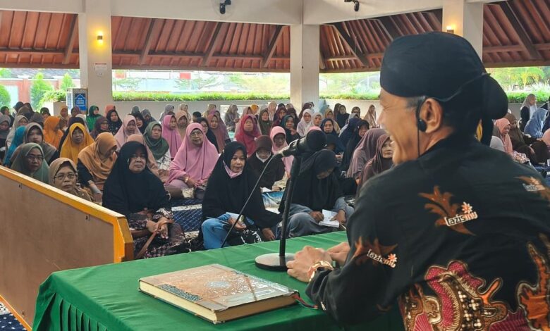 Manajer Eksekutif PWM Jawa Tengah Ikhwanushoffa memberikan ceramah dalam Kajian Ahad Pagi Muhammadiyah di Masjid Agung Darussalam Kedawung Sragen.