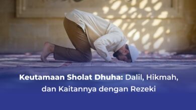 Seorang pria Muslim bersujud saat sholat dhuha di atas karpet masjid dengan pencahayaan alami.
