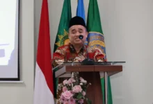 Ketua PWM Jateng KH Tafsir berpidato memberikan peringatan tentang krisis generasi Indonesia dalam acara Sumpah Dokter FK UNIMUS.