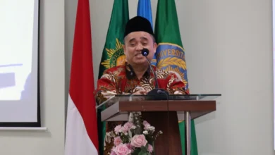 Ketua PWM Jateng KH Tafsir berpidato memberikan peringatan tentang krisis generasi Indonesia dalam acara Sumpah Dokter FK UNIMUS.