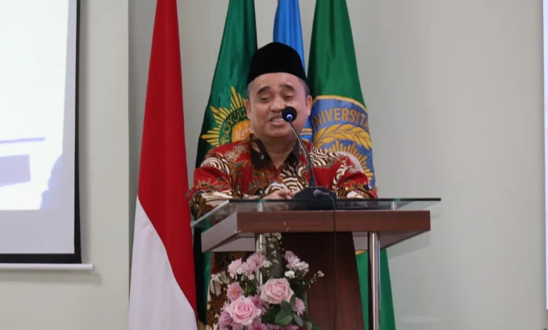 Ketua PWM Jateng KH Tafsir berpidato memberikan peringatan tentang krisis generasi Indonesia dalam acara Sumpah Dokter FK UNIMUS.