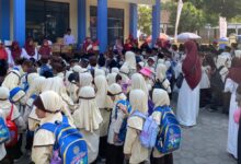 Ratusan santri TPQ Aisyiyah Manafi'ul 'Ulum berkumpul di halaman Perguruan Muhammadiyah Blimbingrejo saat mengikuti Kirab Maulid Nabi Jepara.