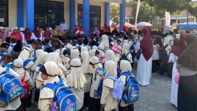 Ratusan santri TPQ Aisyiyah Manafi'ul 'Ulum berkumpul di halaman Perguruan Muhammadiyah Blimbingrejo saat mengikuti Kirab Maulid Nabi Jepara.